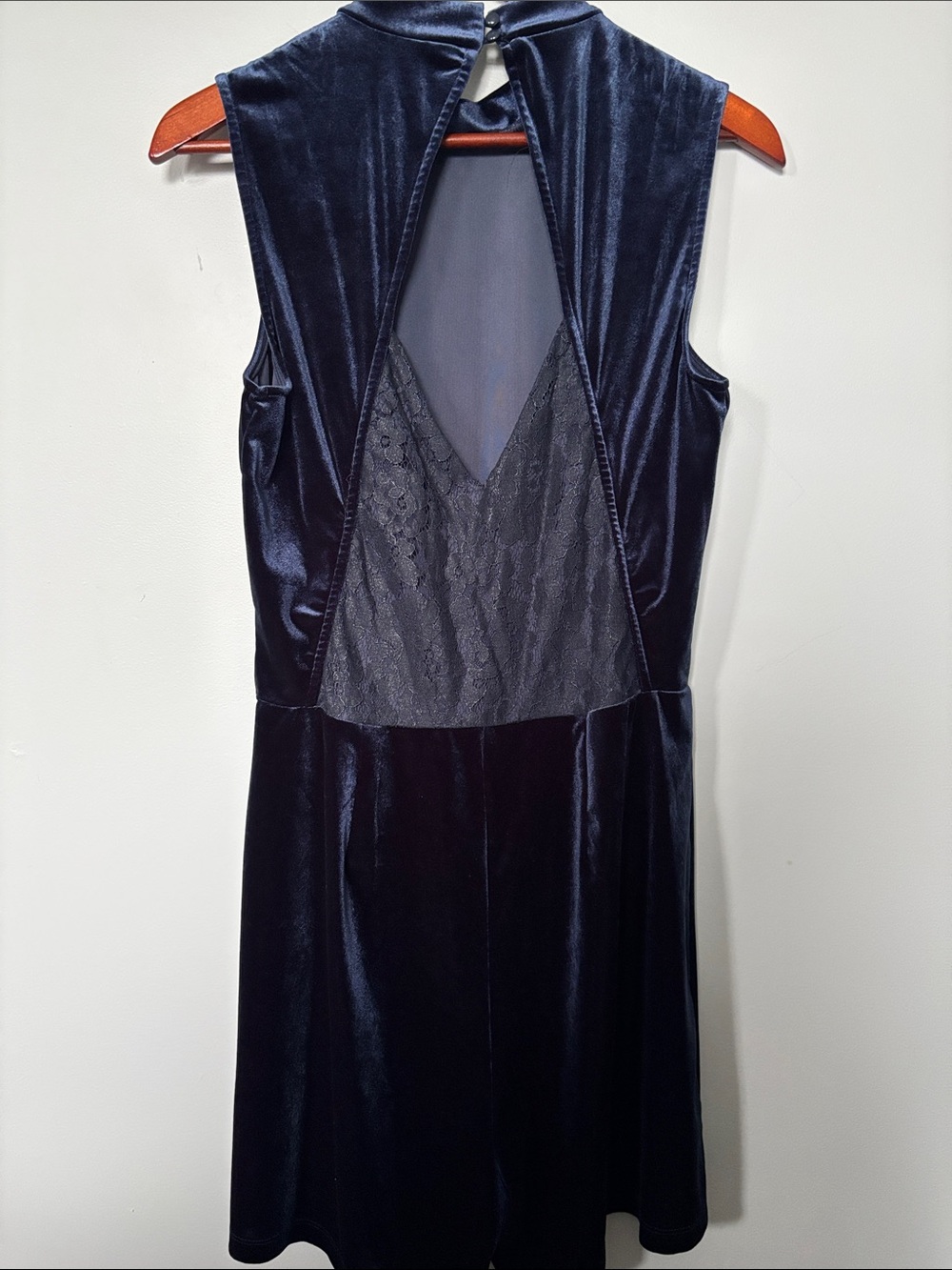 Vero Moda Sleeveless Velvet Jumpsuit in Navy - Picture 3 of 6